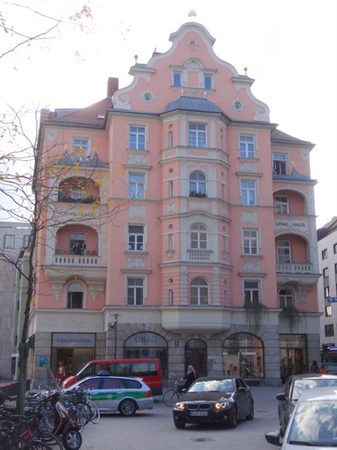 Interesting building (in southwest old town Munich).